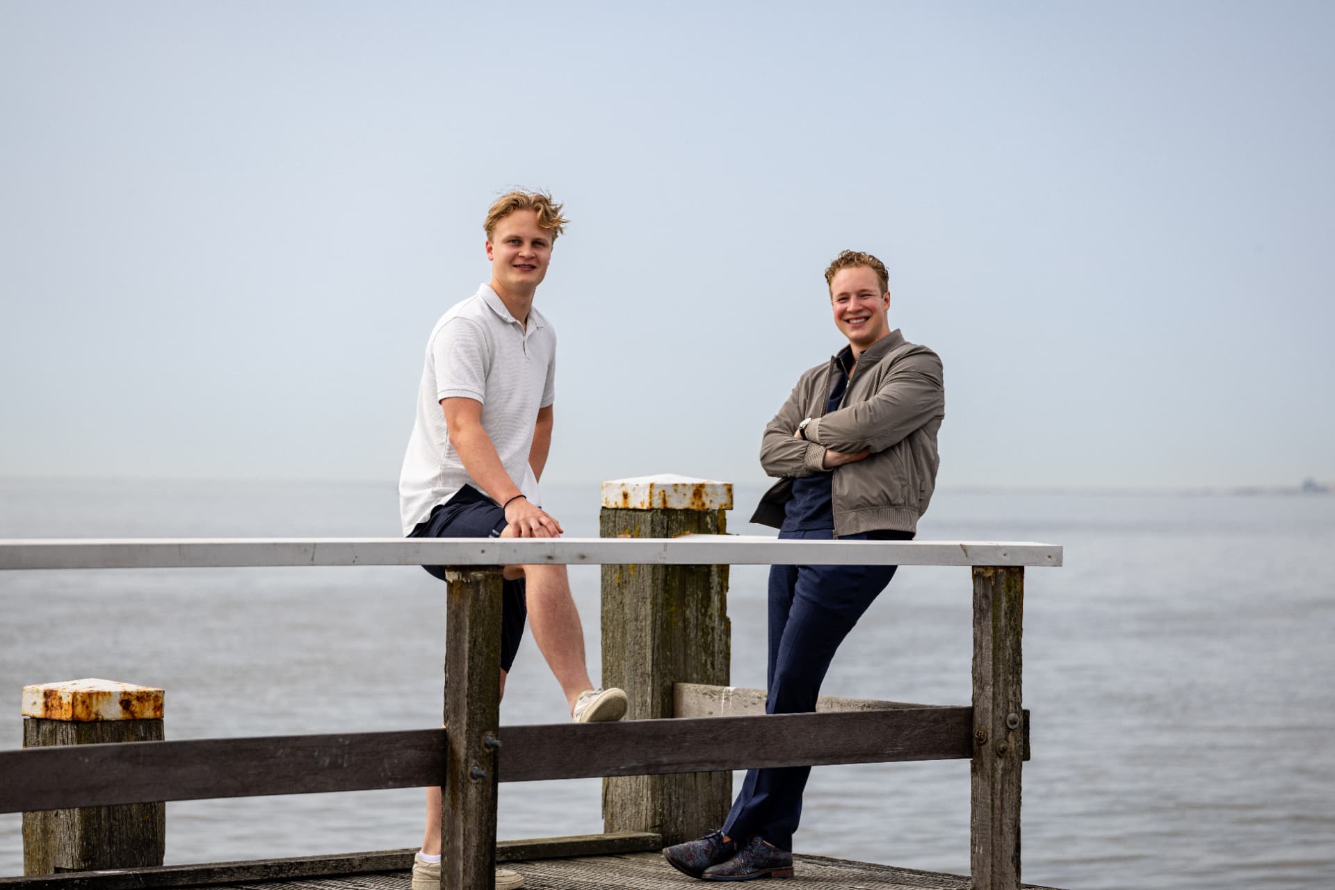 De oprichters van beeLoud op de steiger in de haven van Oudeschild op Texel